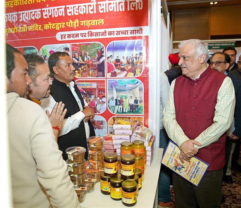 कृषि एवं किसान कल्याण विभाग के सचिव डॉ. देवेश चतुर्वेदी 24 नवंबर, 2025 को नई दिल्ली में एफपीओ-आतिथ्य और किसान लाभ शिखर सम्मेलन के दौरान एक प्रदर्शनी का अवलोकन करते हुए।