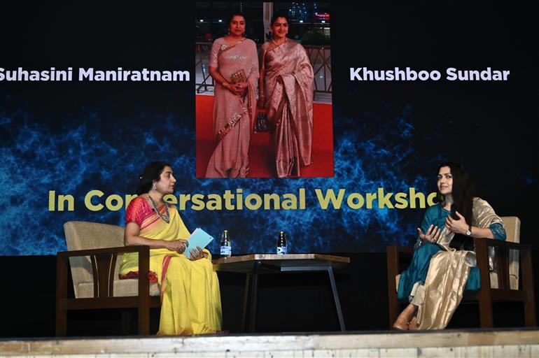 56वें ​ भारतीय अंतर्राष्ट्रीय फिल्म महोत्सव (इफ्फी) के दौरान 21 नवंबर, 2025 को गोवा में मास्टरक्लास और इन-कन्वर्सेशन सेशन के तहत द ल्यूमिनरी आइकॉन्स - क्रिएटिव बॉन्ड्स और फियर्स पैनल डिस्कशन हुआ।