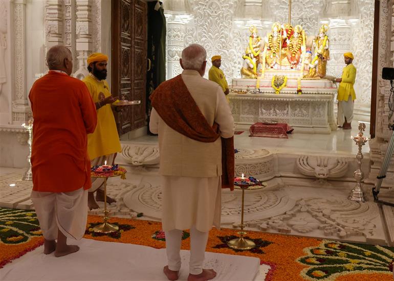 प्रधानमंत्री श्री नरेन्द्र मोदी ने 25 नवंबर, 2025 को उत्तर प्रदेश के अयोध्या में राम दरबार में पूजा-अर्चना की।