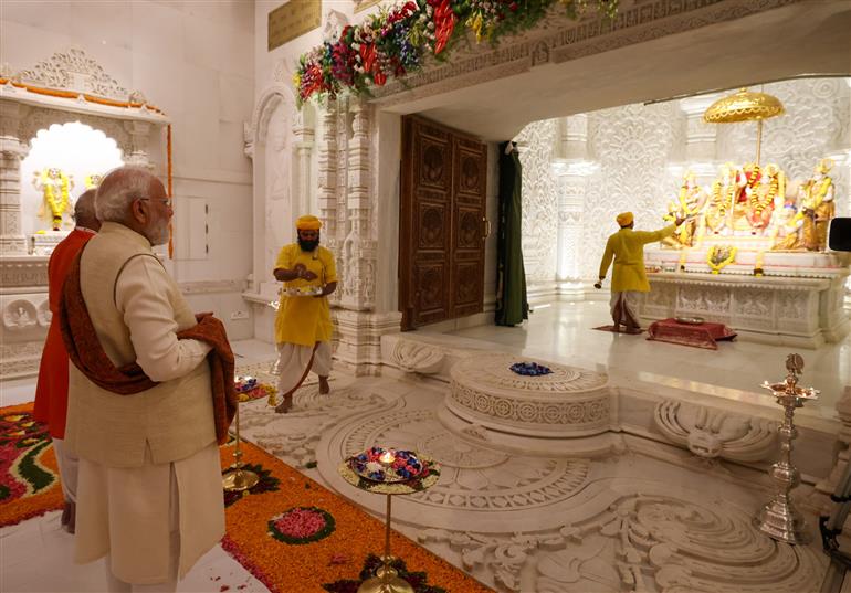 प्रधानमंत्री श्री नरेन्द्र मोदी ने 25 नवंबर, 2025 को उत्तर प्रदेश के अयोध्या में राम दरबार में पूजा-अर्चना की।