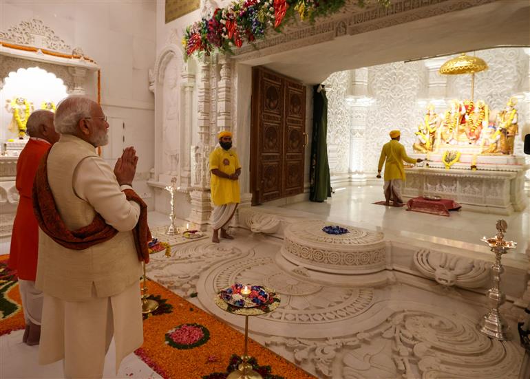 प्रधानमंत्री श्री नरेन्द्र मोदी ने 25 नवंबर, 2025 को उत्तर प्रदेश के अयोध्या में राम दरबार में पूजा-अर्चना की।