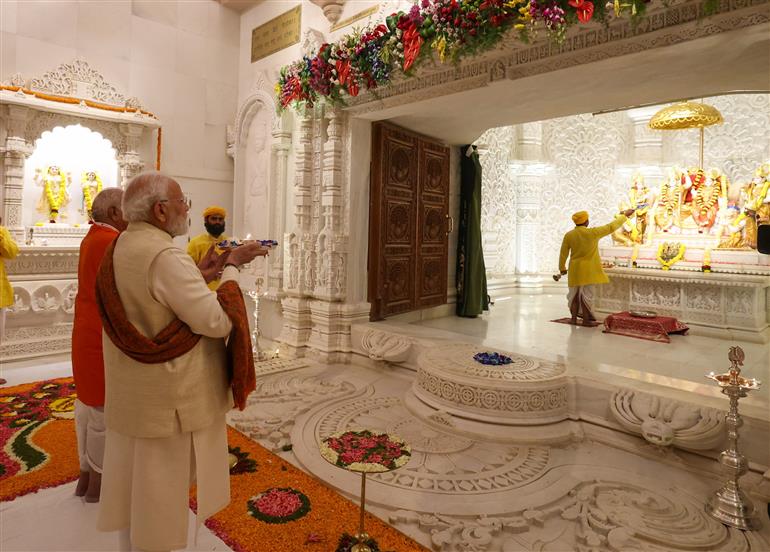 प्रधानमंत्री श्री नरेन्द्र मोदी ने 25 नवंबर, 2025 को उत्तर प्रदेश के अयोध्या में राम दरबार में पूजा-अर्चना की।