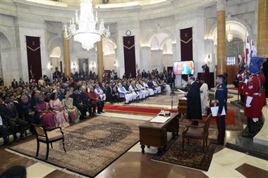 उपराष्ट्रपति श्री सी. पी. राधाकृष्णन 24 नवंबर, 2025 को नई दिल्ली स्थित राष्ट्रपति भवन में भारत के मुख्य न्यायाधीश जस्टिस सूर्यकांत के शपथ ग्रहण समारोह में भाग लेते हुए।