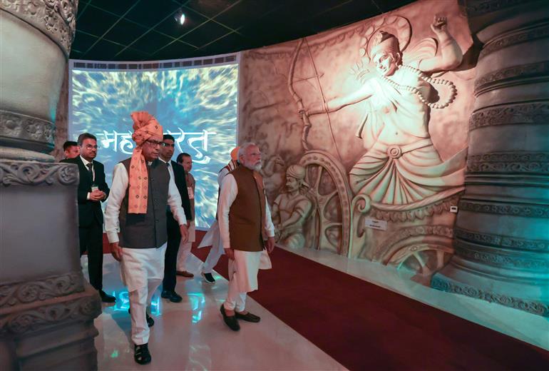 प्रधानमंत्री श्री नरेन्द्र मोदी 25 नवंबर, 2025 को हरियाणा के कुरुक्षेत्र में महाभारत अनुभव केंद्र का दौरा करते हुए।