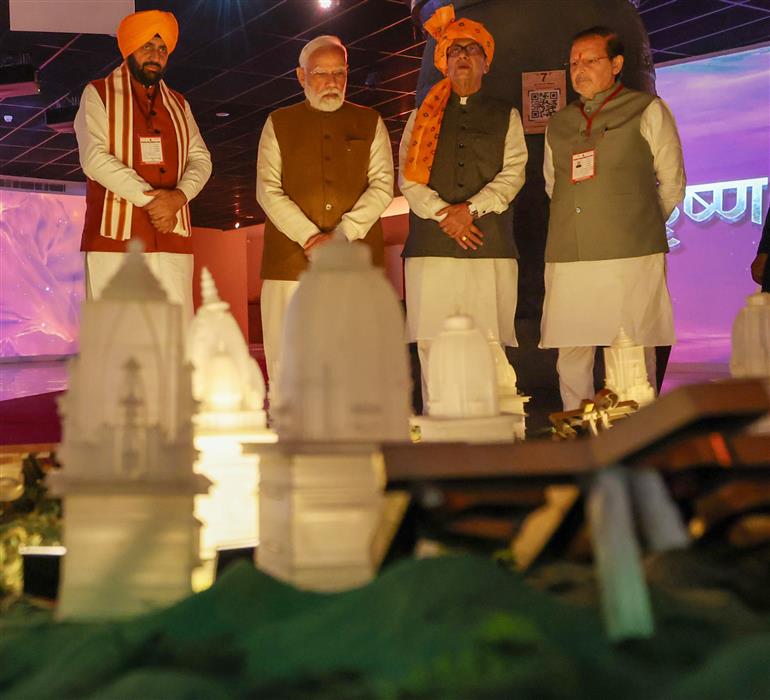 प्रधानमंत्री श्री नरेन्द्र मोदी 25 नवंबर, 2025 को हरियाणा के कुरुक्षेत्र में महाभारत अनुभव केंद्र का दौरा करते हुए।