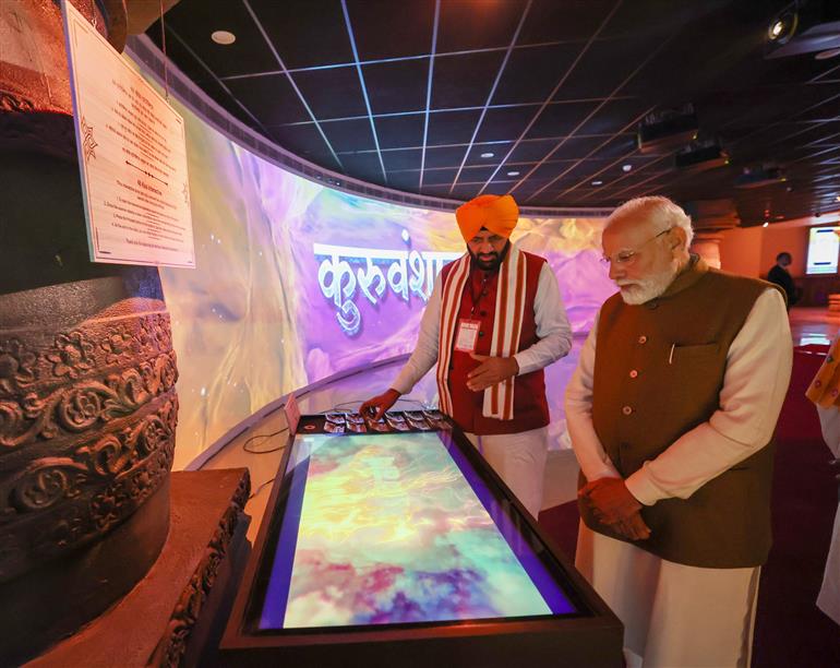 प्रधानमंत्री श्री नरेन्द्र मोदी 25 नवंबर, 2025 को हरियाणा के कुरुक्षेत्र में महाभारत अनुभव केंद्र का दौरा करते हुए।
