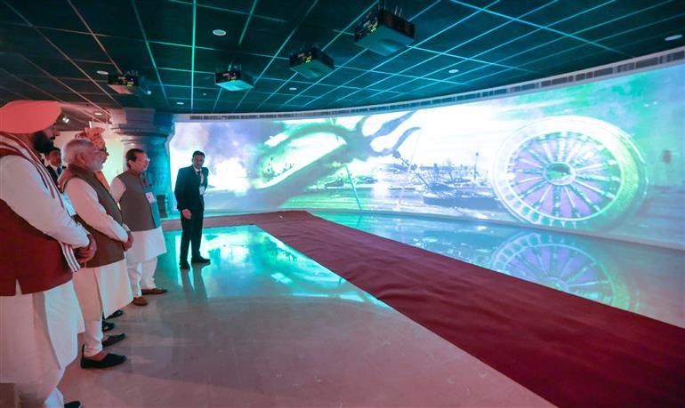 प्रधानमंत्री श्री नरेन्द्र मोदी 25 नवंबर, 2025 को हरियाणा के कुरुक्षेत्र में महाभारत अनुभव केंद्र का दौरा करते हुए।
