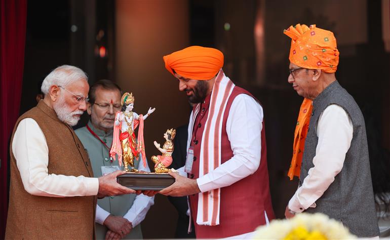 प्रधानमंत्री श्री नरेन्द्र मोदी 25 नवंबर, 2025 को हरियाणा के कुरुक्षेत्र में महाभारत अनुभव केंद्र का दौरा करते हुए।