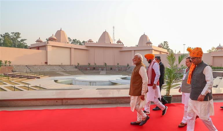 प्रधानमंत्री श्री नरेन्द्र मोदी 25 नवंबर, 2025 को हरियाणा के कुरुक्षेत्र में महाभारत अनुभव केंद्र का दौरा करते हुए।
