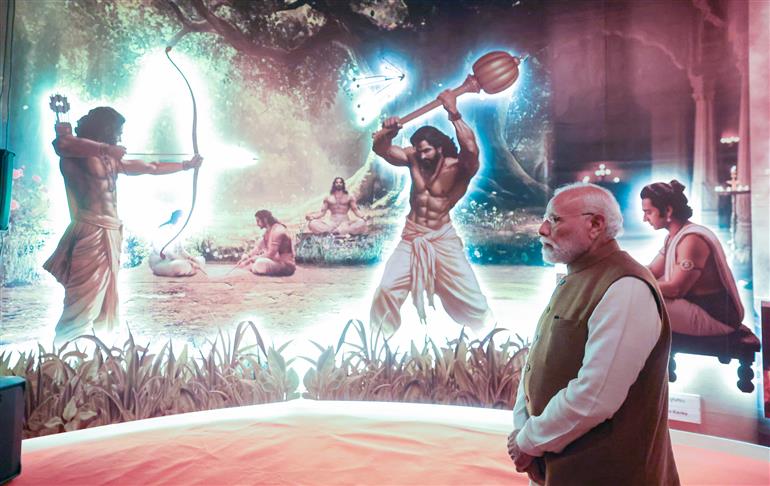 प्रधानमंत्री श्री नरेन्द्र मोदी 25 नवंबर, 2025 को हरियाणा के कुरुक्षेत्र में महाभारत अनुभव केंद्र का दौरा करते हुए।