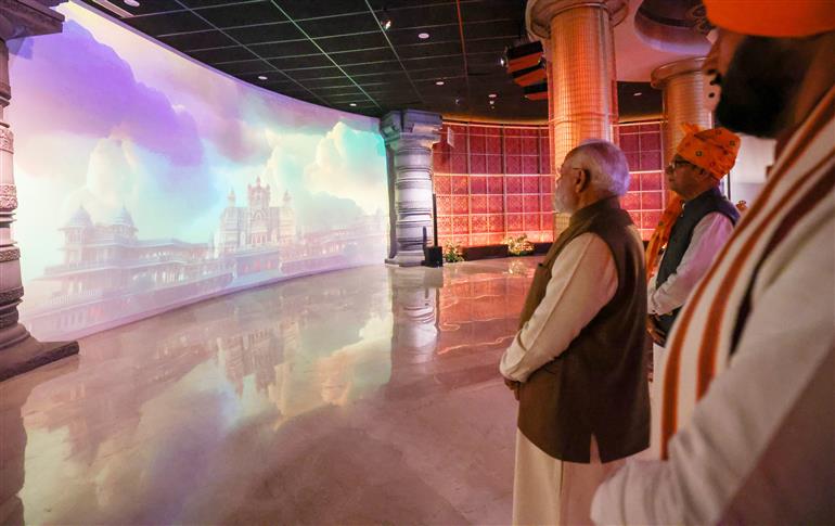 प्रधानमंत्री श्री नरेन्द्र मोदी 25 नवंबर, 2025 को हरियाणा के कुरुक्षेत्र में महाभारत अनुभव केंद्र का दौरा करते हुए।