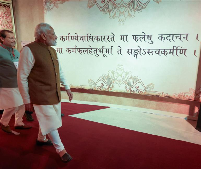 प्रधानमंत्री श्री नरेन्द्र मोदी 25 नवंबर, 2025 को हरियाणा के कुरुक्षेत्र में महाभारत अनुभव केंद्र का दौरा करते हुए।
