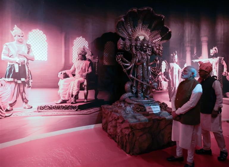 प्रधानमंत्री श्री नरेन्द्र मोदी 25 नवंबर, 2025 को हरियाणा के कुरुक्षेत्र में महाभारत अनुभव केंद्र का दौरा करते हुए।
