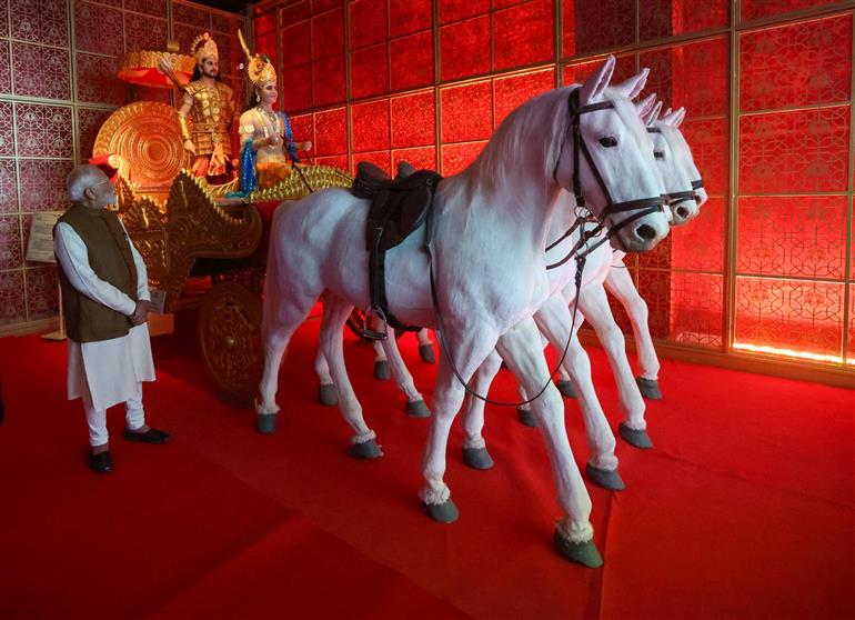 प्रधानमंत्री श्री नरेन्द्र मोदी 25 नवंबर, 2025 को हरियाणा के कुरुक्षेत्र में महाभारत अनुभव केंद्र का दौरा करते हुए।