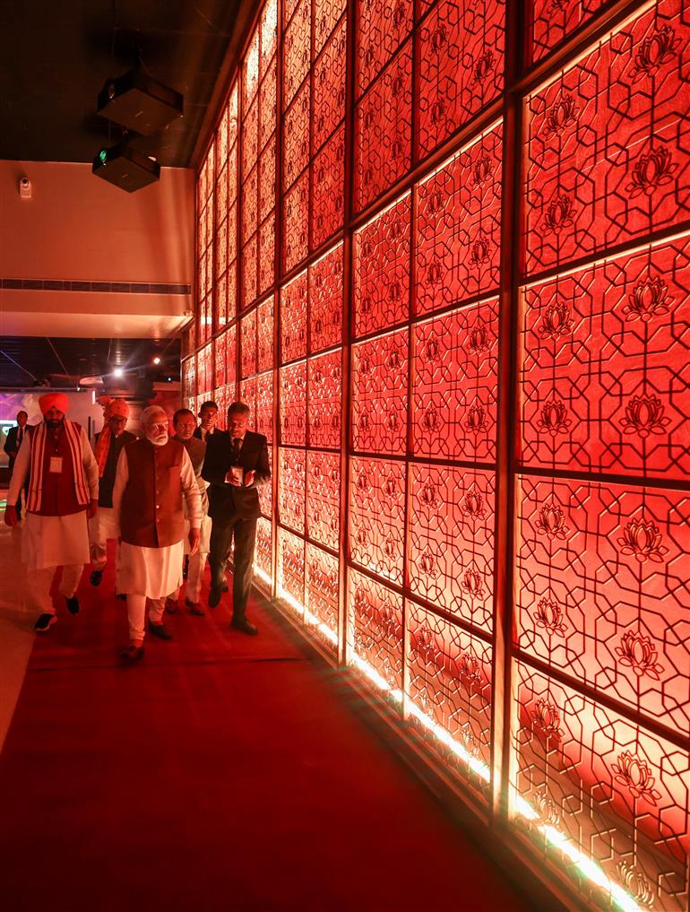 प्रधानमंत्री श्री नरेन्द्र मोदी 25 नवंबर, 2025 को हरियाणा के कुरुक्षेत्र में महाभारत अनुभव केंद्र का दौरा करते हुए।