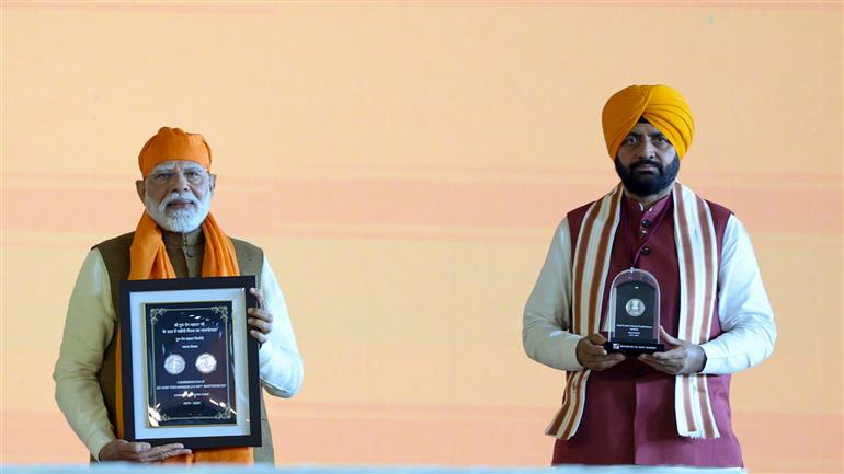 प्रधानमंत्री श्री नरेन्द्र मोदी 25 नवंबर, 2025 को हरियाणा के कुरुक्षेत्र में सिखों के नौवें गुरु, गुरु तेग बहादुर के 350वें शहीदी दिवस के उपलक्ष्य में आयोजित एक विशेष कार्यक्रम में भाग लेते हुए।