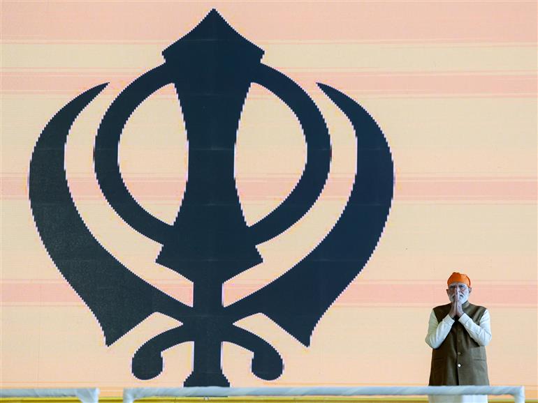 प्रधानमंत्री श्री नरेन्द्र मोदी 25 नवंबर, 2025 को हरियाणा के कुरुक्षेत्र में सिखों के नौवें गुरु, गुरु तेग बहादुर के 350वें शहीदी दिवस के उपलक्ष्य में आयोजित एक विशेष कार्यक्रम में भाग लेते हुए।