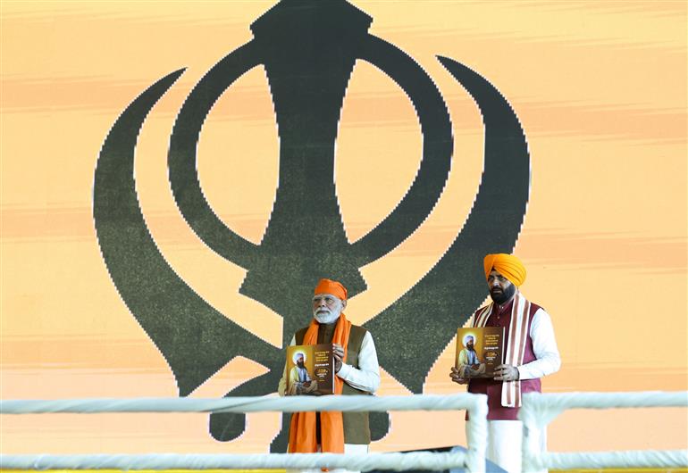 प्रधानमंत्री श्री नरेन्द्र मोदी 25 नवंबर, 2025 को हरियाणा के कुरुक्षेत्र में सिखों के नौवें गुरु, गुरु तेग बहादुर के 350वें शहीदी दिवस के उपलक्ष्य में आयोजित एक विशेष कार्यक्रम में भाग लेते हुए।