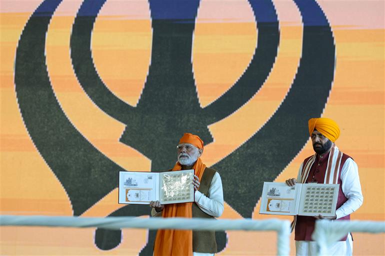 प्रधानमंत्री श्री नरेन्द्र मोदी 25 नवंबर, 2025 को हरियाणा के कुरुक्षेत्र में सिखों के नौवें गुरु, गुरु तेग बहादुर के 350वें शहीदी दिवस के उपलक्ष्य में आयोजित एक विशेष कार्यक्रम में भाग लेते हुए।