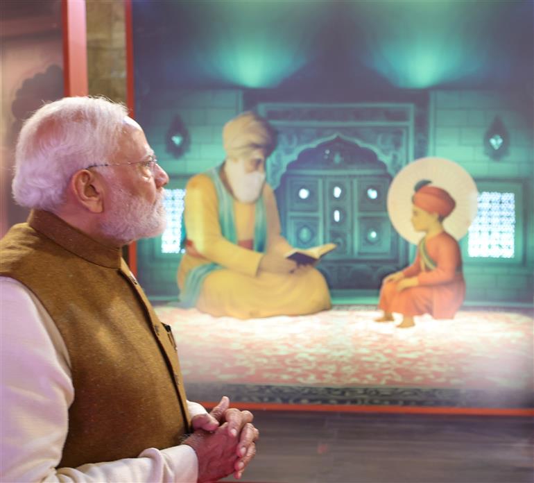 प्रधानमंत्री श्री नरेन्द्र मोदी 25 नवंबर, 2025 को हरियाणा के कुरुक्षेत्र में सिखों के नौवें गुरु, गुरु तेग बहादुर के 350वें शहीदी दिवस के उपलक्ष्य में आयोजित एक विशेष कार्यक्रम में भाग लेते हुए।