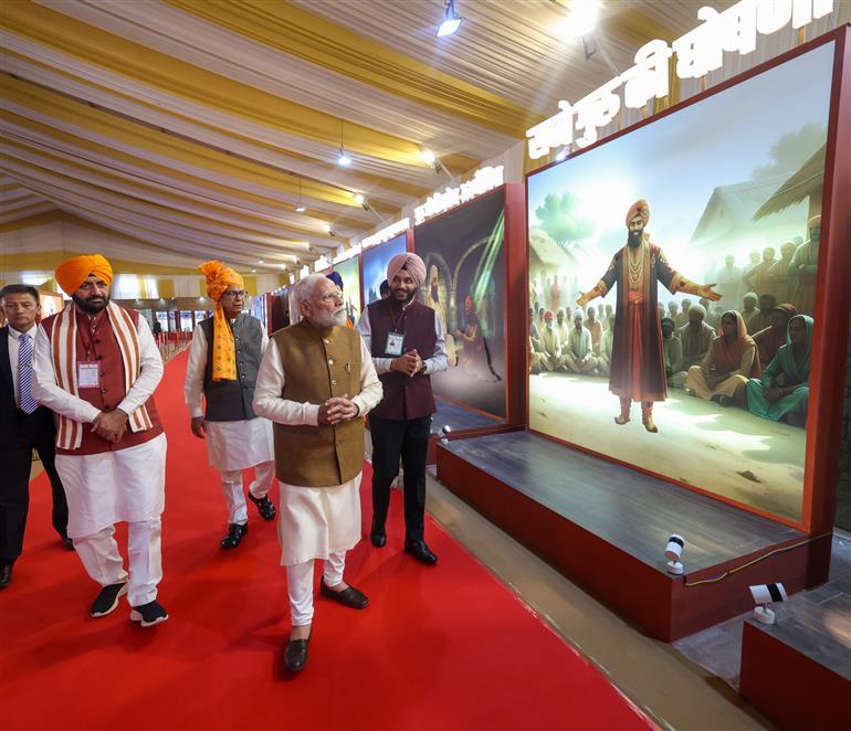 प्रधानमंत्री श्री नरेन्द्र मोदी 25 नवंबर, 2025 को हरियाणा के कुरुक्षेत्र में सिखों के नौवें गुरु, गुरु तेग बहादुर के 350वें शहीदी दिवस के उपलक्ष्य में आयोजित एक विशेष कार्यक्रम में भाग लेते हुए।