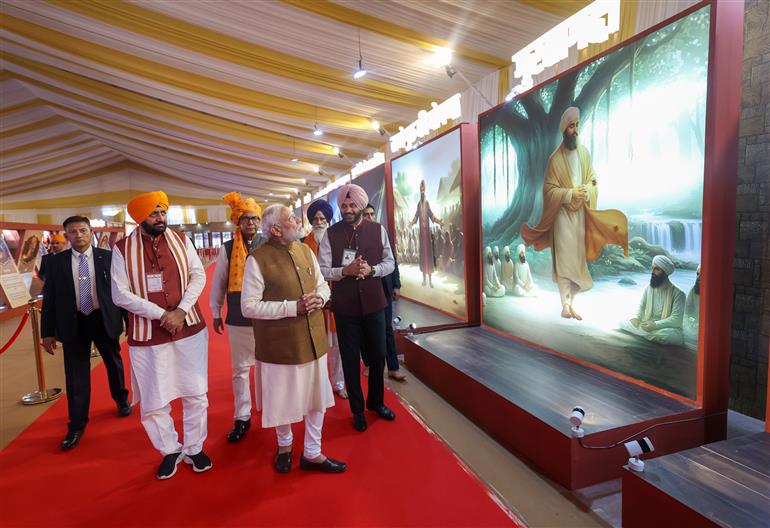 प्रधानमंत्री श्री नरेन्द्र मोदी 25 नवंबर, 2025 को हरियाणा के कुरुक्षेत्र में सिखों के नौवें गुरु, गुरु तेग बहादुर के 350वें शहीदी दिवस के उपलक्ष्य में आयोजित एक विशेष कार्यक्रम में भाग लेते हुए।