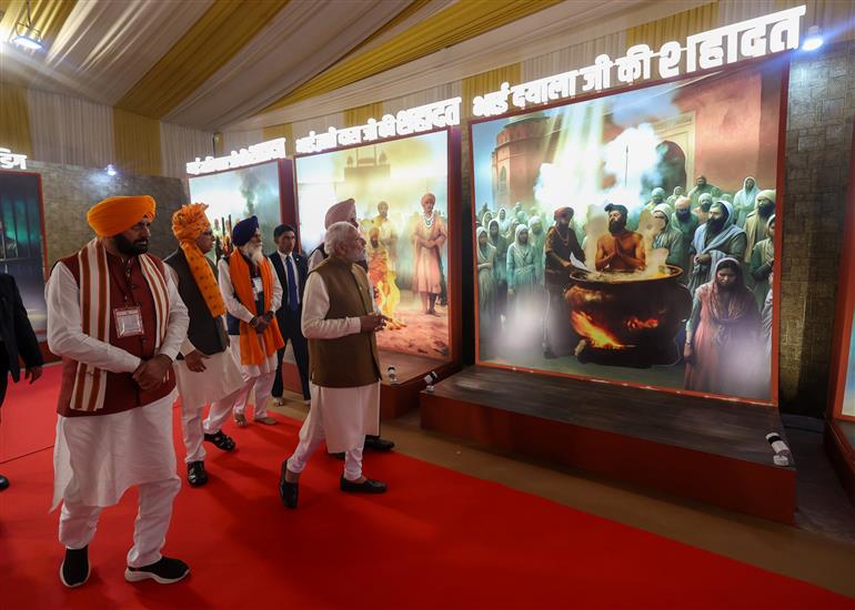 प्रधानमंत्री श्री नरेन्द्र मोदी 25 नवंबर, 2025 को हरियाणा के कुरुक्षेत्र में सिखों के नौवें गुरु, गुरु तेग बहादुर के 350वें शहीदी दिवस के उपलक्ष्य में आयोजित एक विशेष कार्यक्रम में भाग लेते हुए।