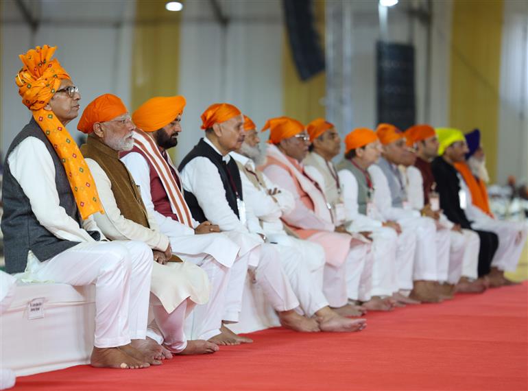 प्रधानमंत्री श्री नरेन्द्र मोदी 25 नवंबर, 2025 को हरियाणा के कुरुक्षेत्र में सिखों के नौवें गुरु, गुरु तेग बहादुर के 350वें शहीदी दिवस के उपलक्ष्य में आयोजित एक विशेष कार्यक्रम में भाग लेते हुए।