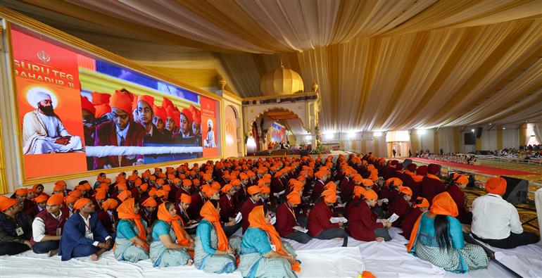 25 नवंबर, 2025 को हरियाणा के कुरुक्षेत्र में श्री गुरु तेग बहादुर जी के 350वें शहीदी दिवस पर उपस्थित लोग। इस अवसर पर प्रधानमंत्री श्री नरेन्द्र मोदी संबोधित करते हुए।