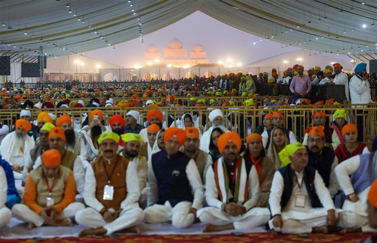 25 नवंबर, 2025 को हरियाणा के कुरुक्षेत्र में श्री गुरु तेग बहादुर जी के 350वें शहीदी दिवस पर उपस्थित लोग। इस अवसर पर प्रधानमंत्री श्री नरेन्द्र मोदी संबोधित करते हुए।