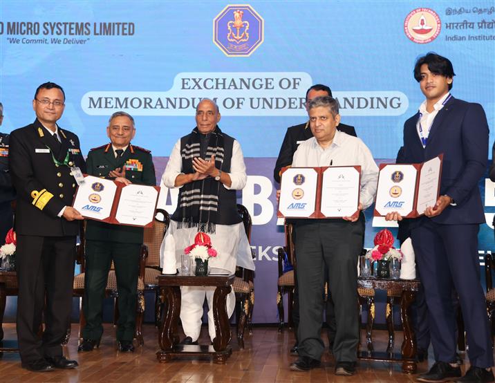 केंद्रीय रक्षा मंत्री श्री राजनाथ सिंह 25 नवंबर, 2025 को नई दिल्ली में भारतीय नौसेना के स्वावलंबन सेमिनार के चौथे संस्करण में भाग लेते हुए।