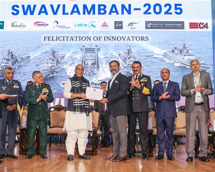 केंद्रीय रक्षा मंत्री श्री राजनाथ सिंह 25 नवंबर, 2025 को नई दिल्ली में भारतीय नौसेना के स्वावलंबन सेमिनार के चौथे संस्करण में भाग लेते हुए।