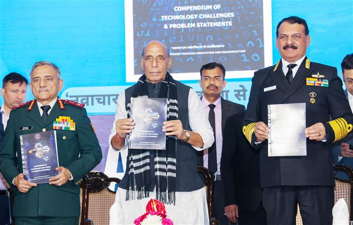 केंद्रीय रक्षा मंत्री श्री राजनाथ सिंह 25 नवंबर, 2025 को नई दिल्ली में भारतीय नौसेना के स्वावलंबन सेमिनार के चौथे संस्करण में भाग लेते हुए।