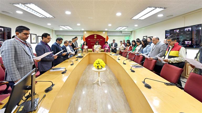 The Secretary, Department of Health & Family Welfare, Ms. Punya Salila Srivastava administering the Constitution Day pledge to all officers and staff, in New Delhi on November 26, 2025.