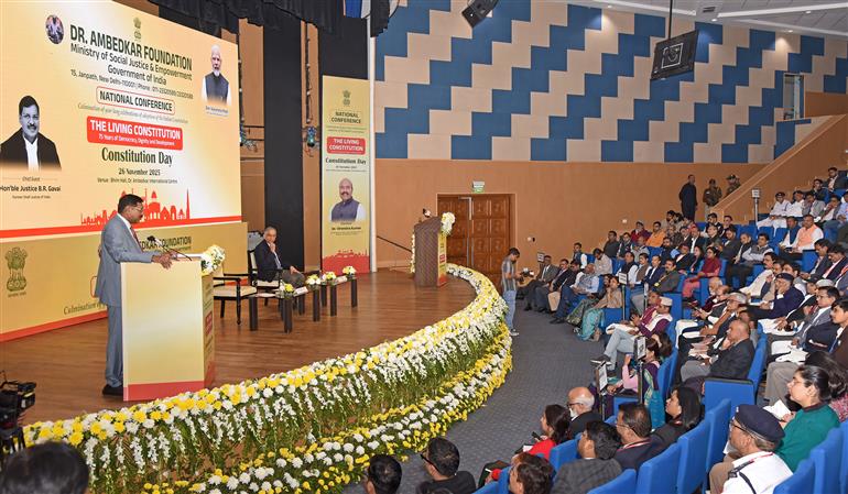 भारत के पूर्व मुख्य न्यायाधीश श्री जस्टिस बी. आर. गवई 26 नवंबर, 2025 को नई दिल्ली में संविधान दिवस पर एक राष्ट्रीय सम्मेलन को संबोधित करते हुए।