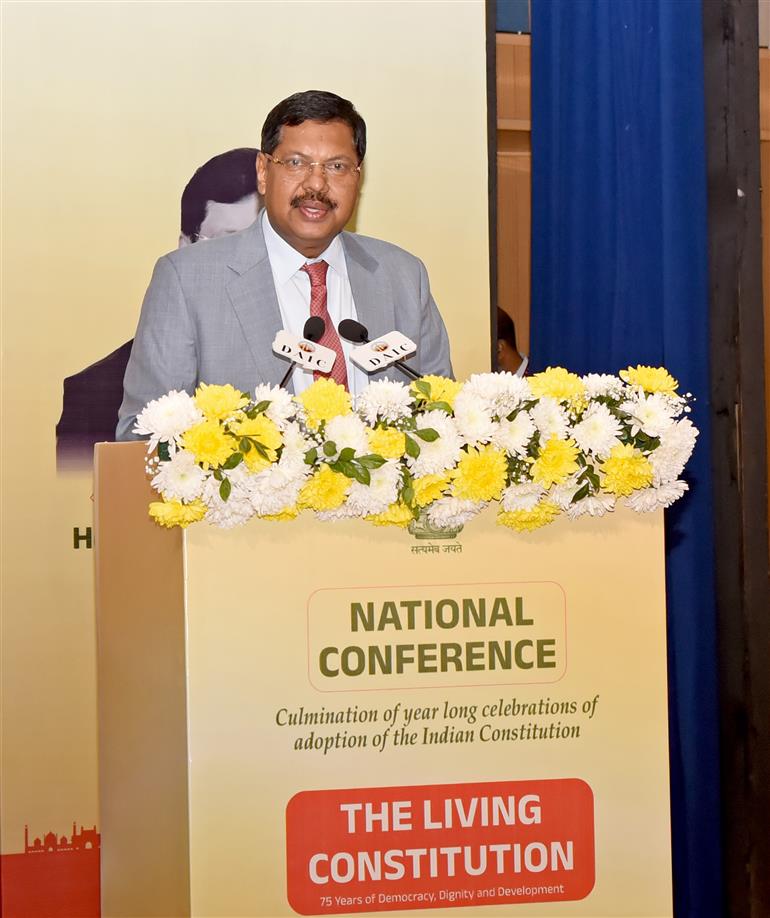 भारत के पूर्व मुख्य न्यायाधीश श्री जस्टिस बी. आर. गवई 26 नवंबर, 2025 को नई दिल्ली में संविधान दिवस पर एक राष्ट्रीय सम्मेलन को संबोधित करते हुए।