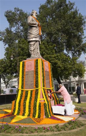 उपराष्ट्रपति श्री सी.पी. राधाकृष्णन 26 नवंबर, 2025 को नई दिल्ली में दिल्ली विधानसभा परिसर में भारत रत्न डॉ. बी. आर. अंबेडकर और श्री विट्ठलभाई पटेल को पुष्पांजलि अर्पित करते हुए।