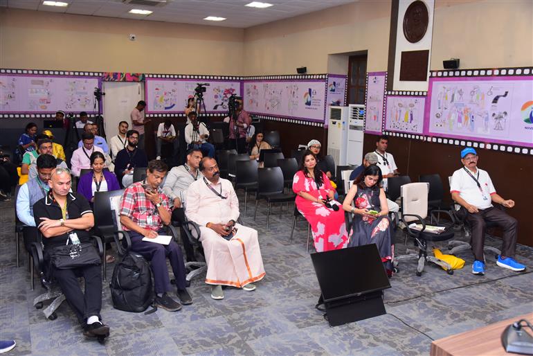 22 नवंबर, 2025 को गोवा में 56वें भारतीय अंतर्राष्ट्रीय फिल्म महोत्सव के दौरान पीआईबी मीडिया सेंटर में प्रेस कॉन्फ्रेंस में फिल्म 'मॉस्किटोज़' की टीम।