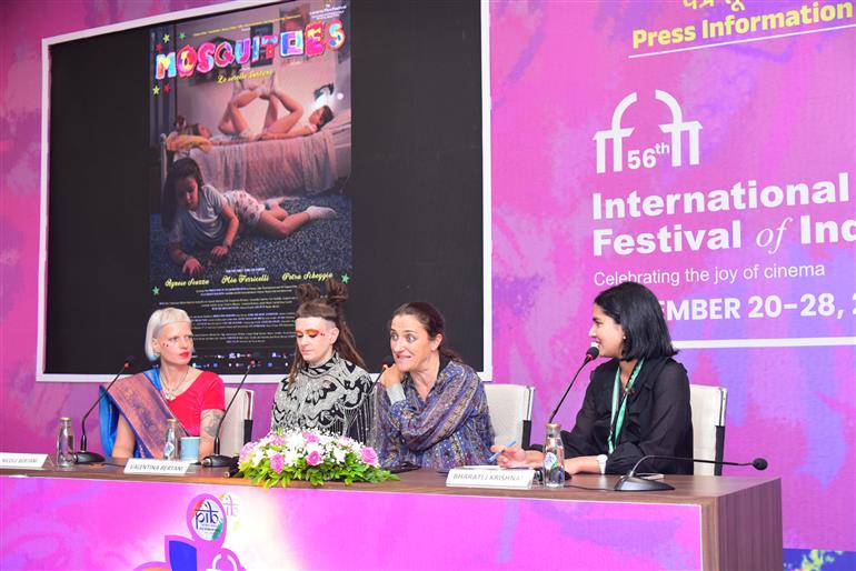 22 नवंबर, 2025 को गोवा में 56वें भारतीय अंतर्राष्ट्रीय फिल्म महोत्सव के दौरान पीआईबी मीडिया सेंटर में प्रेस कॉन्फ्रेंस में फिल्म 'मॉस्किटोज़' की टीम।
