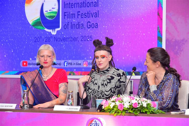 22 नवंबर, 2025 को गोवा में 56वें भारतीय अंतर्राष्ट्रीय फिल्म महोत्सव के दौरान पीआईबी मीडिया सेंटर में प्रेस कॉन्फ्रेंस में फिल्म 'मॉस्किटोज़' की टीम।