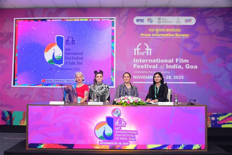 22 नवंबर, 2025 को गोवा में 56वें भारतीय अंतर्राष्ट्रीय फिल्म महोत्सव के दौरान पीआईबी मीडिया सेंटर में प्रेस कॉन्फ्रेंस में फिल्म 'मॉस्किटोज़' की टीम।