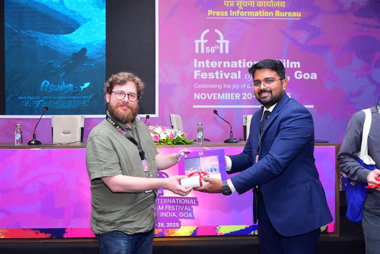 22 नवंबर, 2025 को गोवा में 56वें भारतीय अंतर्राष्ट्रीय फिल्म महोत्सव के दौरान पीआईबी मीडिया सेंटर में प्रेस कॉन्फ्रेंस में फिल्म 'पेस्काडोर' और 'फ्लड' की टीम।