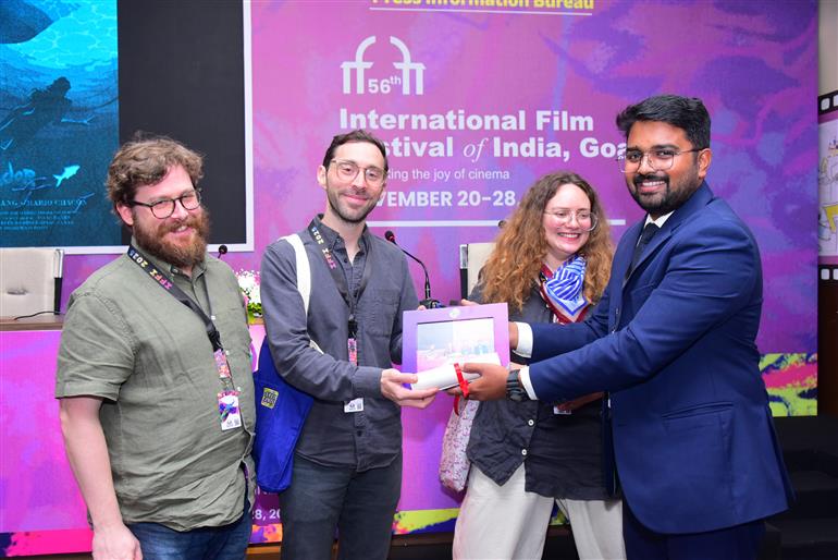 22 नवंबर, 2025 को गोवा में 56वें भारतीय अंतर्राष्ट्रीय फिल्म महोत्सव के दौरान पीआईबी मीडिया सेंटर में प्रेस कॉन्फ्रेंस में फिल्म 'पेस्काडोर' और 'फ्लड' की टीम।