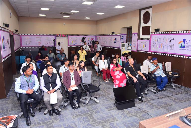 22 नवंबर, 2025 को गोवा में 56वें भारतीय अंतर्राष्ट्रीय फिल्म महोत्सव के दौरान पीआईबी मीडिया सेंटर में प्रेस कॉन्फ्रेंस में फिल्म 'पेस्काडोर' और 'फ्लड' की टीम।