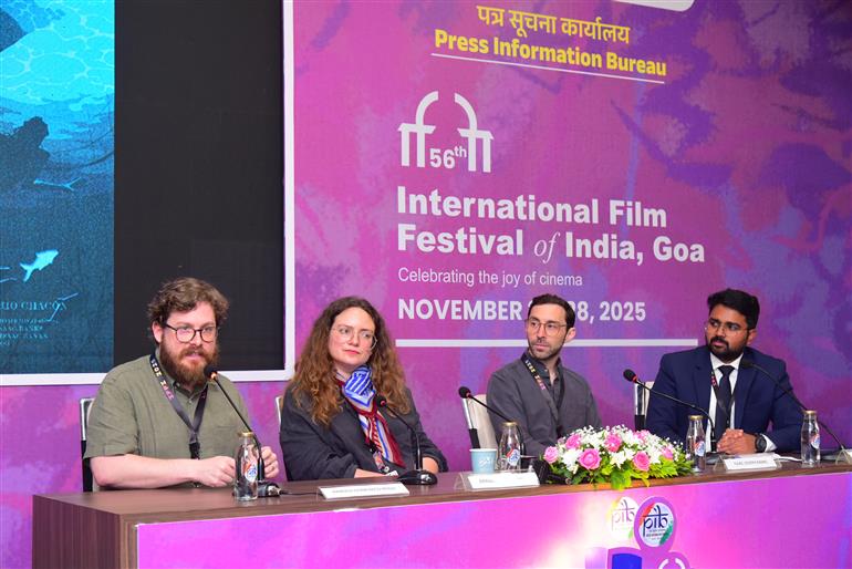 22 नवंबर, 2025 को गोवा में 56वें भारतीय अंतर्राष्ट्रीय फिल्म महोत्सव के दौरान पीआईबी मीडिया सेंटर में प्रेस कॉन्फ्रेंस में फिल्म 'पेस्काडोर' और 'फ्लड' की टीम।