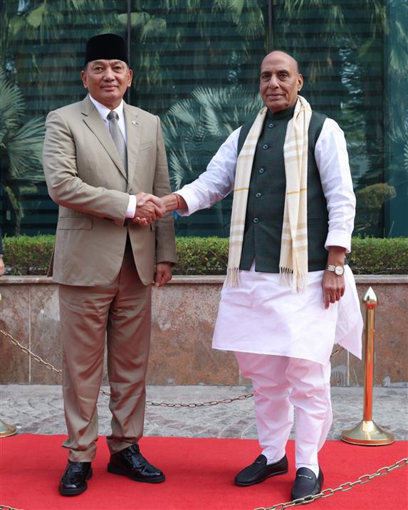 The Union Minister for Defence, Shri Rajnath Singh receiving Minister of Defense of Indonesia Mr Sjafrie Sjamsoeddin ahead of the third India-Indonesia Defence Ministers’ Dialogue, in New Delhi on November 27, 2025.