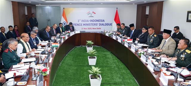 केंद्रीय रक्षा मंत्री श्री राजनाथ सिंह और इंडोनेशिया के रक्षा मंत्री श्री सज़ाफरी सज़ामसोएद्दीन 27 नवंबर, 2025 को नई दिल्ली में तीसरी भारत-इंडोनेशिया रक्षा मंत्रियों की वार्ता की सह-अध्यक्षता करते हुए।
