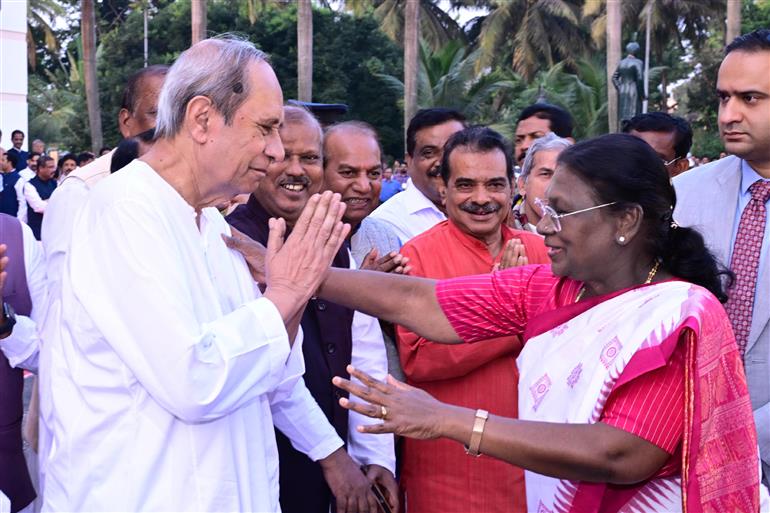 राष्ट्रपति श्रीमती द्रौपदी मुर्मु 27 नवंबर, 2025 को ओडिशा के भुवनेश्वर में ओडिशा विधानसभा का दौरा करती हुईं।