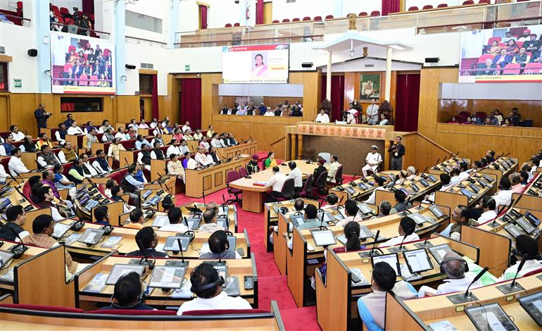 राष्ट्रपति श्रीमती द्रौपदी मुर्मु 27 नवंबर, 2025 को ओडिशा के भुवनेश्वर में ओडिशा विधानसभा के सदस्यों को संबोधित करती हुईं।