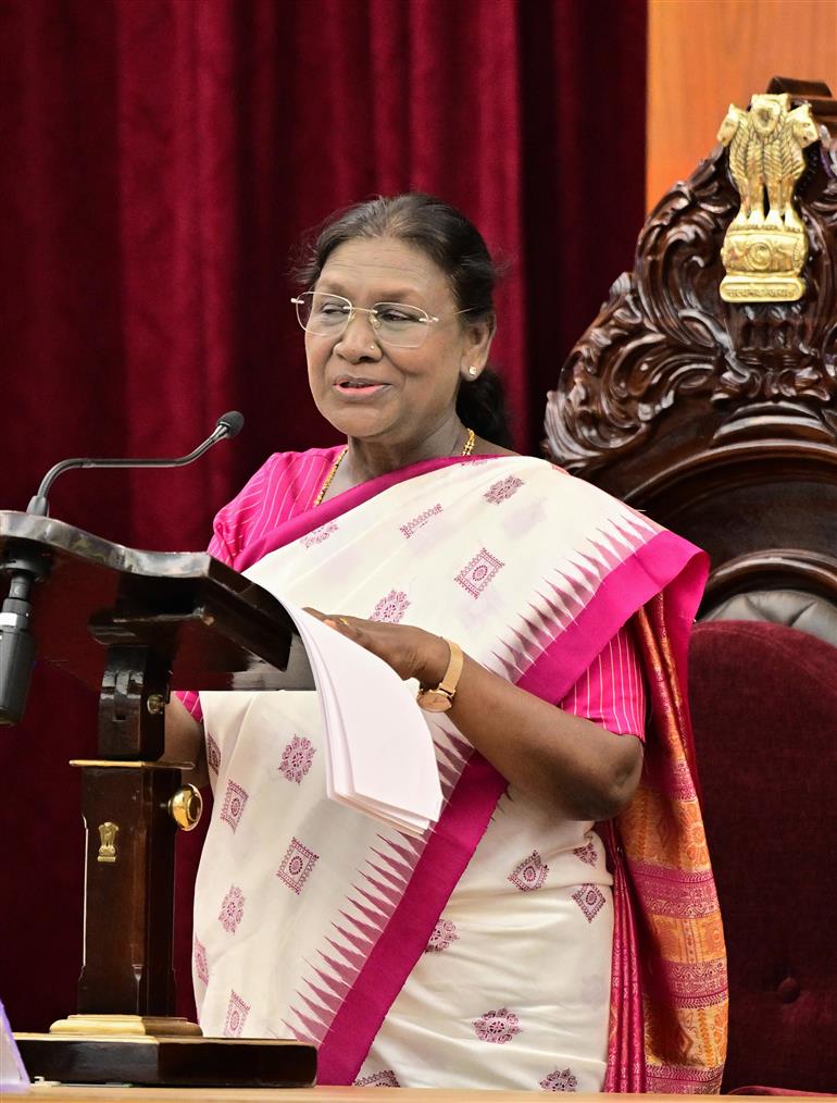 राष्ट्रपति श्रीमती द्रौपदी मुर्मु 27 नवंबर, 2025 को ओडिशा के भुवनेश्वर में ओडिशा विधानसभा के सदस्यों को संबोधित करती हुईं।